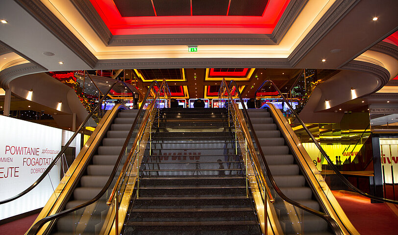 Die bekannten goldenen Rolltreppen im WINWIN Wien Monte Laa. 