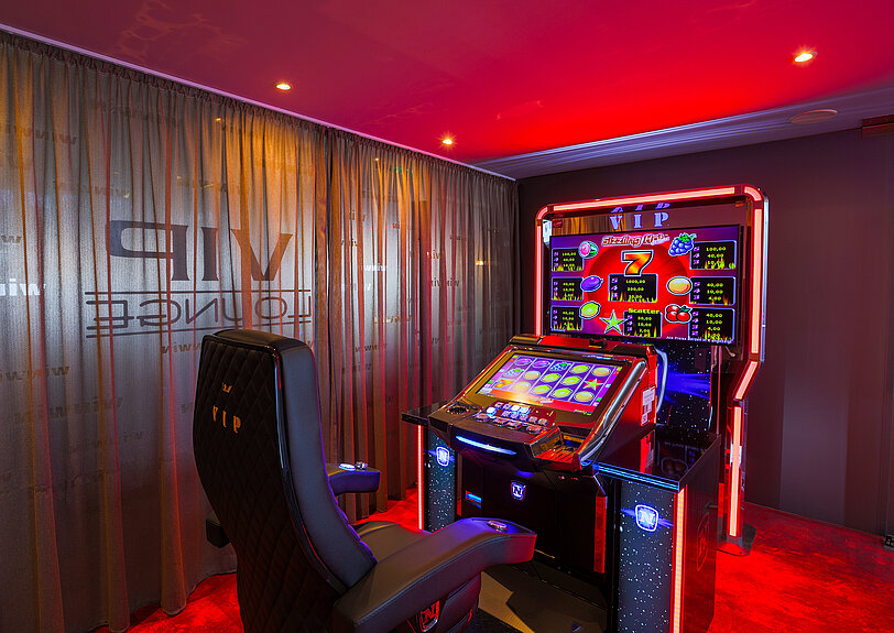 Rot beleuchteter Novomatic VIP-Video Lottery Terminal mit Sizzling Hot Deluxe auf beiden Screens.